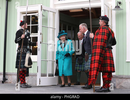 Queen Elizabeth II fährt nach offiziell die Duke of Rothesay Highland Games Pavillon Eröffnung am Braemar Royal Highland Gathering. Stockfoto