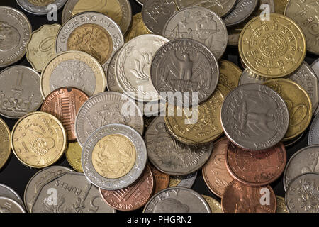 Münzen aus den verschiedenen Ländern. Schönes Geld Hintergrund. Stockfoto