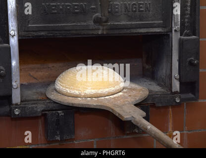 Brotteig; Brot backen; Bauernbrot; Holzofen; Stockfoto