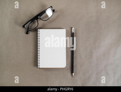 Notepad, Gläser, Bleistift Stockfoto