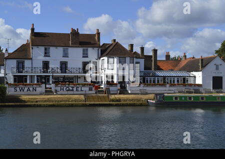 Swan Hotel am Ufer der Themse in Staines Surrey UK Stockfoto