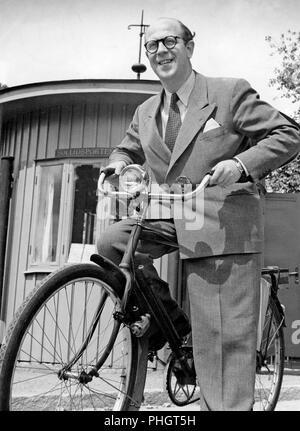 1940 Mann auf seinem Fahrrad. Komponist Thore Ehrling auf Skansen Museum mit seinem Fahrrad. Schweden 1948 Stockfoto