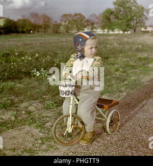 1950 Mädchen auf Dreirad. Ein kleines Mädchen sitzt auf ihrem Dreirad. Schweden 1950. ref CV 21-4 Stockfoto