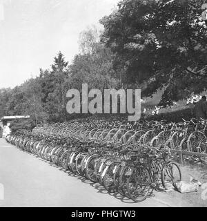 1940 Radfahrer. Fahrräder sind in einem öffentlichen Bad eine warme Sommer Tag geparkt. Die Fahrräder sind ordnungsgemäß in Zyklus Racks geparkt. Hinweis: Die Registrierung auf der Fahrräder Das war ein obligatorisches Element zu der Zeit. Mai 1940. Foto Kristoffersson 129-11 Stockfoto