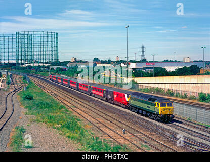 Eine Klasse 47 diesel-Lok 47851 "Traction Magazin' in einer retro British Railways zwei Ton grünen Lackierung arbeiten ein umgeleiteter Virgin Trains Westküste Service in Washwood Heath am 13. Juni 2004. Stockfoto