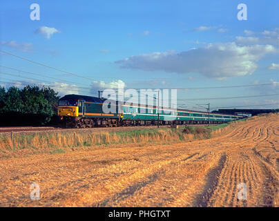 Eine Klasse 47 Diesellok Reihe 47813 arbeiten ein umgeleiteter Anglia service Littlebury am 31. August 2004. Stockfoto