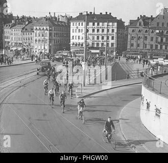 1940 Radfahrer. Menschen auf ihre Fahrräder sind auf ihre Weise durch Slussen, dass der Verkehrsknotenpunkt der Stockholmer Innenstadt, die Alte Zeit in Verbindung mit dem südlich von Stockholm. Mai 1940. Foto Kristoffersson 129-13 Stockfoto