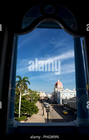 Cienfuegos, Kuba - Dezember 7, 2017: Cienfuegos Städtischen Palast und geparkte Autos Stockfoto