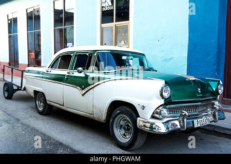 Trinidad, Kuba - Dezember 8, 2017: Alte amerikanische Auto auf der Straße geparkt Trinidad Stockfoto