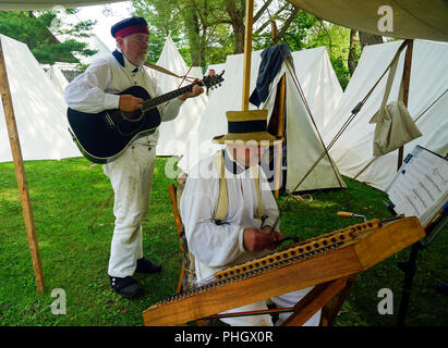 Musiker in der Britischen Armee, der Royal Nancy, amerikanischen militärischen Encampment mit Reenactors mit Piraten, Voyageurs und Royal Navy Gun Wuchs Stockfoto