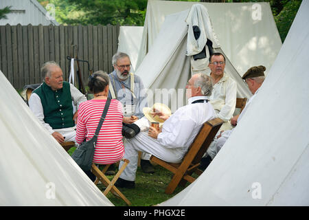 Britische Militär, Royal Nancy, amerikanischen militärischen Encampment mit Reenactors mit Piraten, Voyageurs und Royal Navy Gun Wuchs Stockfoto