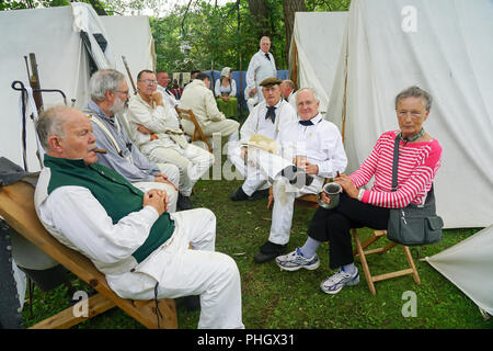 Britische Militär, Royal Nancy, amerikanischen militärischen Encampment mit Reenactors mit Piraten, Voyageurs und Royal Navy Gun Wuchs Stockfoto