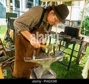 Schmiedekunst Demonstration in der Britischen Armee, der Royal Nancy, amerikanischen militärischen Encampment mit Reenactors mit Piraten, Voyageurs und Royal Navy Stockfoto