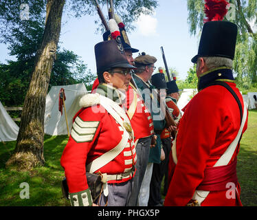 Britische Militär, Royal Nancy, amerikanischen militärischen Encampment mit Reenactors mit Piraten, Voyageurs und Royal Navy Gun Wuchs Stockfoto