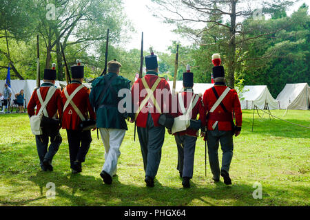 Muskete Demonstration in der Britischen Armee, der Royal Nancy, amerikanischen militärischen Encampment mit Reenactors mit Piraten, Voyageurs und Royal Navy Stockfoto