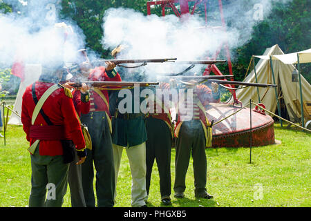 Muskete Demonstration in der Britischen Armee, der Royal Nancy, amerikanischen militärischen Encampment mit Reenactors mit Piraten, Voyageurs und Royal Navy Stockfoto