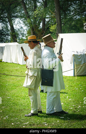 Zwei Mann duellieren beim britischen Militär, Royal Nancy, amerikanischen militärischen Encampment mit Reenactors mit Piraten, Voyageurs und Royal Navy Gun Wuchs Stockfoto