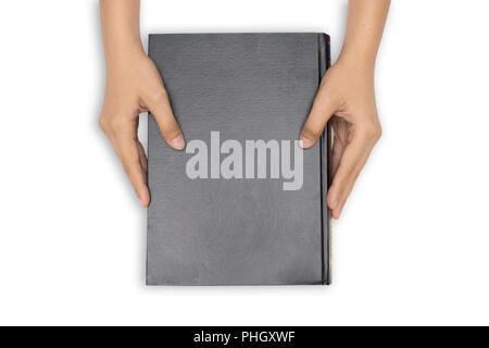 Hände halten geschlossenes Buch mit schwarzer Abdeckung auf weißem Hintergrund. Stockfoto