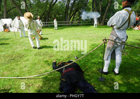 Duell Demonstration am britischen Militärs, Royal Nancy, amerikanischen militärischen Encampment mit Reenactors mit Piraten, Voyageurs und Royal Navy Stockfoto