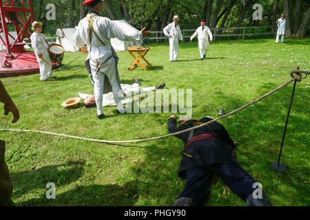 Duell Demonstration am britischen Militärs, Royal Nancy, amerikanischen militärischen Encampment mit Reenactors mit Piraten, Voyageurs und Royal Navy Gun Wuchs Stockfoto