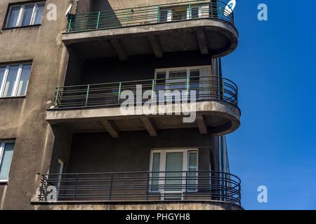 Balkone im Appartement Gebäude an der Ecke der Straße und Rzeszowksa Halicka Straße in Krakau, Polen 2018. Stockfoto