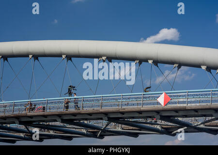 Der Vater Bernatek Fußgängerbrücke verbindet die Stadtteile Kaizimierz und Podgórze mit einander, Kraków, Polen 2018. Stockfoto
