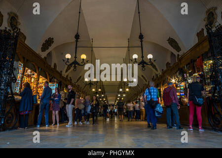 Innerhalb der Krakauer Tuchhallen auf dem Marktplatz in Krakau, Polen 2018. Stockfoto