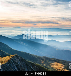 Blaue Berge und Hügel über Sonnenuntergang Stockfoto