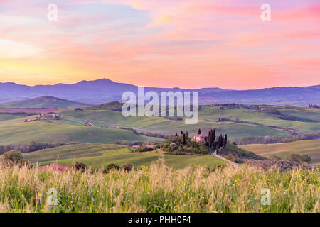 Ländliche Landschaft bei Sonnenaufgang in der Toskana, Italien Stockfoto