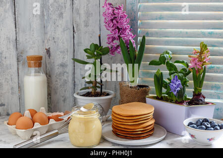 Pfannkuchen auf dem Küchentisch. Frühstück. Stockfoto