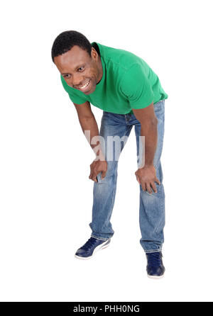 Happy afrikanischer Mann in Jeans Bücken Stockfoto