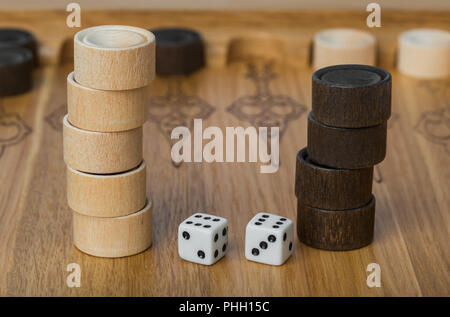 Backgammon spielen Feld und Würfel Stockfoto