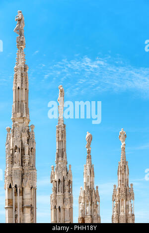 Statuen auf dem Dach des berühmten Mailänder Dom Dom Stockfoto