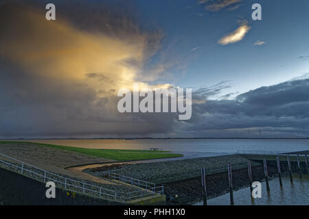 Abendhimmel an der Knock in Ostfriesland Stockfoto