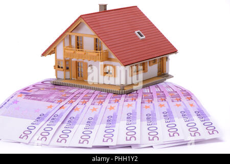 Haus zum Verkauf mit Euro-banknoten Stockfoto