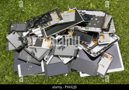 Zerbrochene Tabletten liegen auf Sommer Rasen Stockfoto