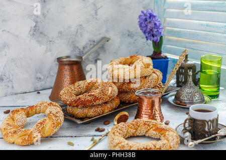 Leckere Bagels mit Sesam und Töpfe Kaffee. Stockfoto