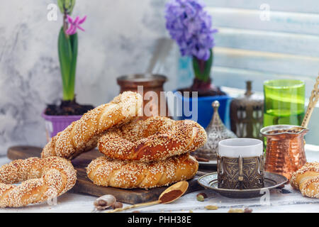 Türkische Bagels mit Sesam und Kaffee zum Frühstück. Stockfoto