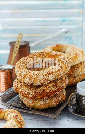 Türkische Simit Bagels mit Sesam auf eine Bronze Fach. Stockfoto