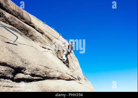 Italy-Baveno - Piemont - 10 März 2017 - Bergsteiger entlang der Via ferrata, Picasass Stockfoto