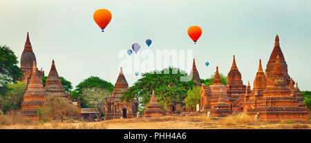 Ballons über Tempel in Bagan. Myanmar. Panorama Stockfoto