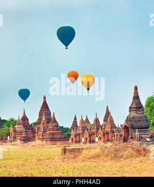 Ballons über Tempel in Bagan. Myanmar. Stockfoto