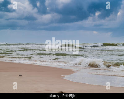 Hammamet - Tunesien - Stadt Strand mit Menschen und Boote im Herbst Stockfoto