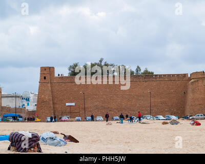 Hammamet - Tunesien - Stadt Strand mit Menschen und Boote im Herbst Stockfoto