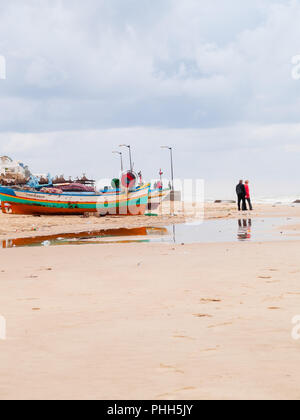 Hammamet - Tunesien - Stadt Strand mit Menschen und Boote im Herbst Stockfoto