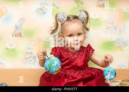 Adorable kleinkind Mädchen spielen mit Bällen zu Hause Stockfoto