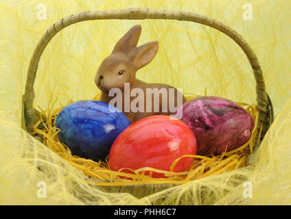 Osterhase in Nest mit bunten Eiern Stockfoto