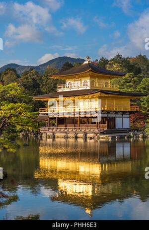 Kinkaku-ji buddhistischer Tempel oder Goldener Pavillon, Kyoto, Japan Stockfoto