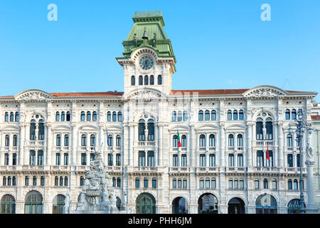 Palast und alte Gebäude am Hauptplatz der Stadt Stockfoto