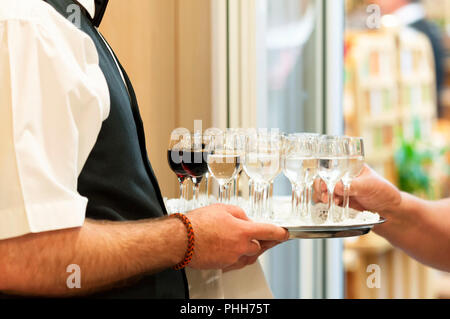 Ausschank von Getränken an der Hochzeit Stockfoto